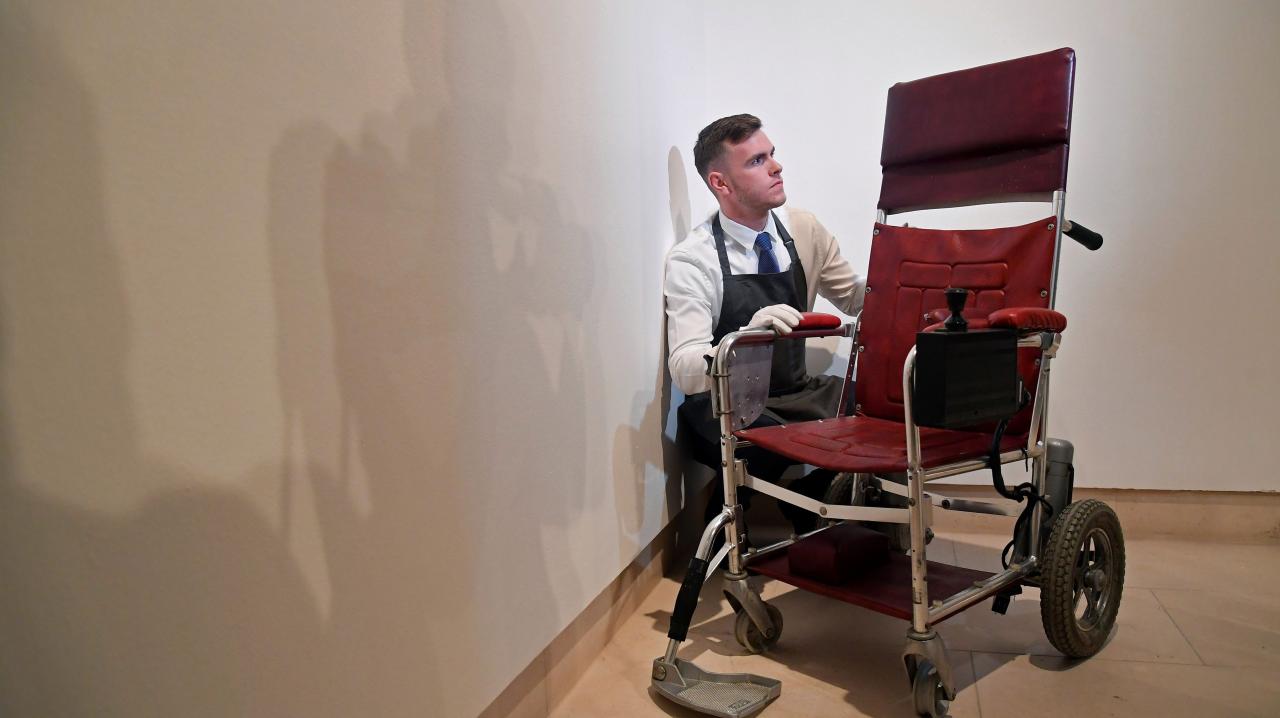 Le fauteuil roulant de Stephen Hawking vendu aux enchères pour près de 400 000 $ — Quartz