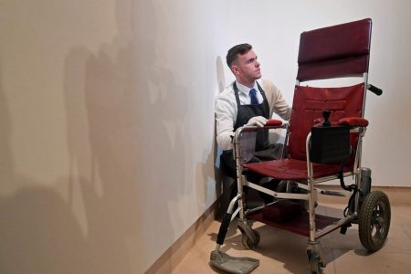 Le fauteuil roulant de Stephen Hawking vendu aux enchères pour près de 400 000 $ — Quartz